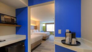 Holiday Inn Express & Suites Tulsa Midtown by IHG Book Now Pay Later in 