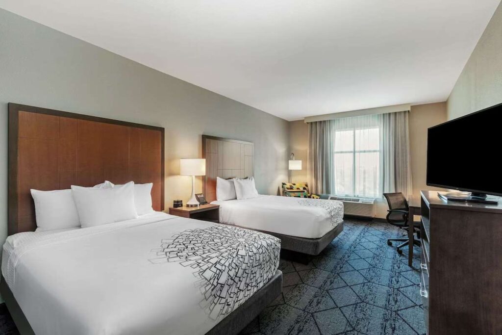 La Quinta Inn & Suites by Wyndham Kansas City Beacon Hill hotel in Kansas City