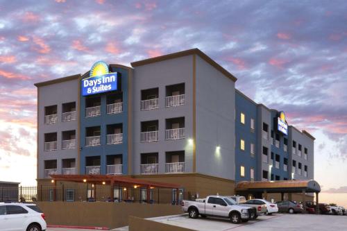 Days Inn & Suites by Wyndham Galveston West/Seawall hotel in Galveston