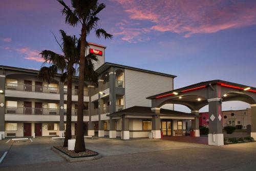 Red Roof Inn PLUS + Galveston – Beachfront hotel in Galveston