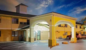 Super 8 by Wyndham Muncie/Ball St. College Area Book Now Pay Later Hotels