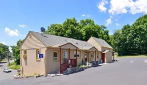 Golden Hill Inn-Danbury Book Now Pay Later Hotels