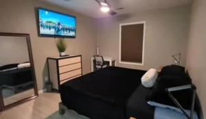 Modern/Retro Condo Book Now Pay Later Hotels